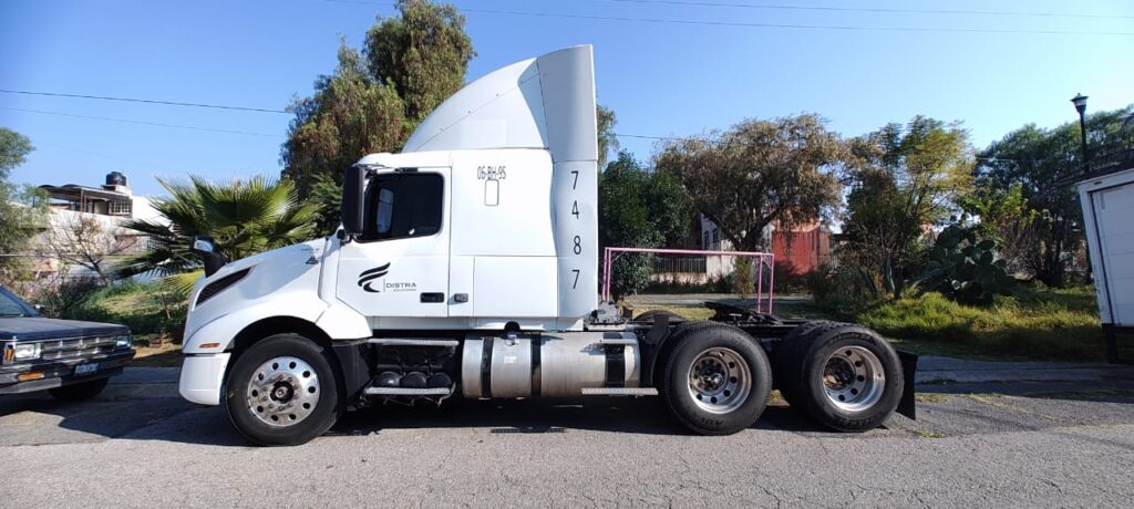 Volvo VNL64T 400