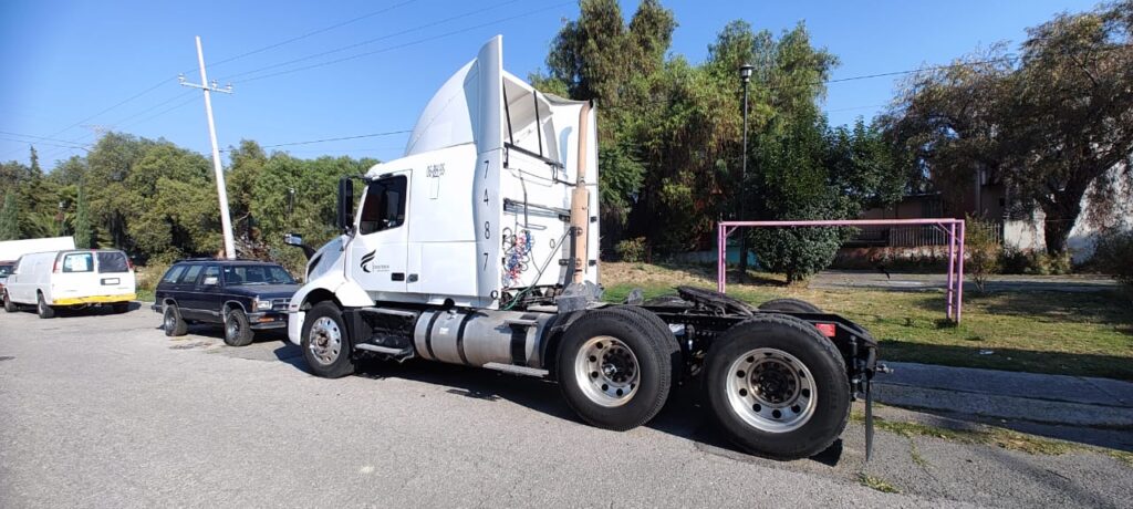 Volvo VNL64T 400