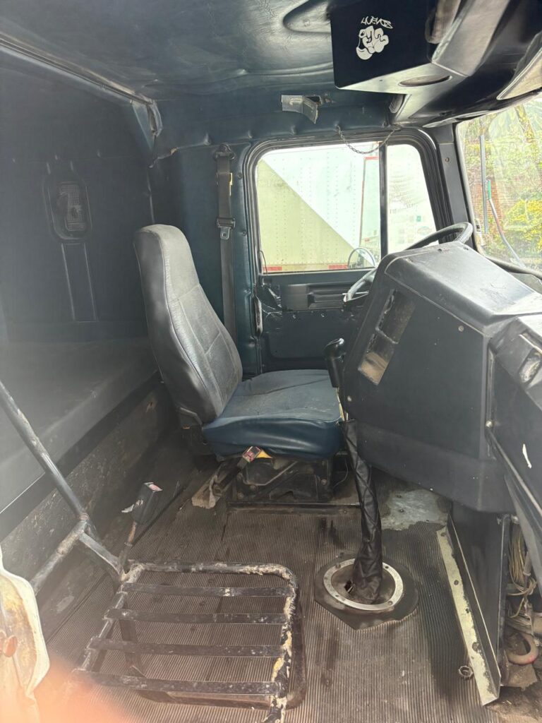 TRACTOCAMIÓN FREIGHTLINER (T-10)