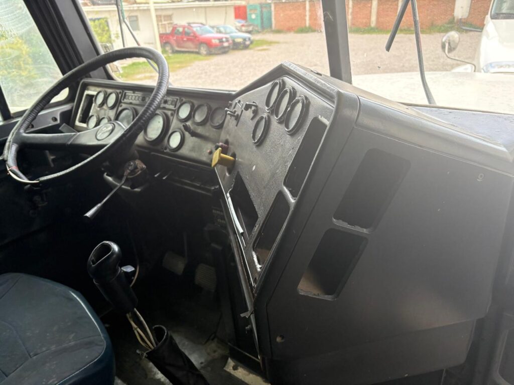 TRACTOCAMIÓN FREIGHTLINER (T-10)