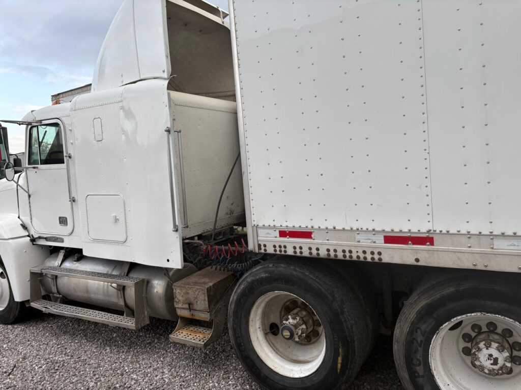 TRACTOCAMIÓN FREIGHTLINER (T-10)