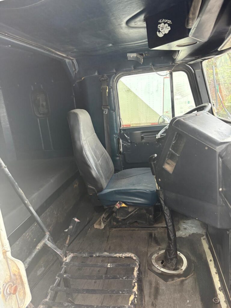 TRACTOCAMIÓN FREIGHTLINER (T-10)