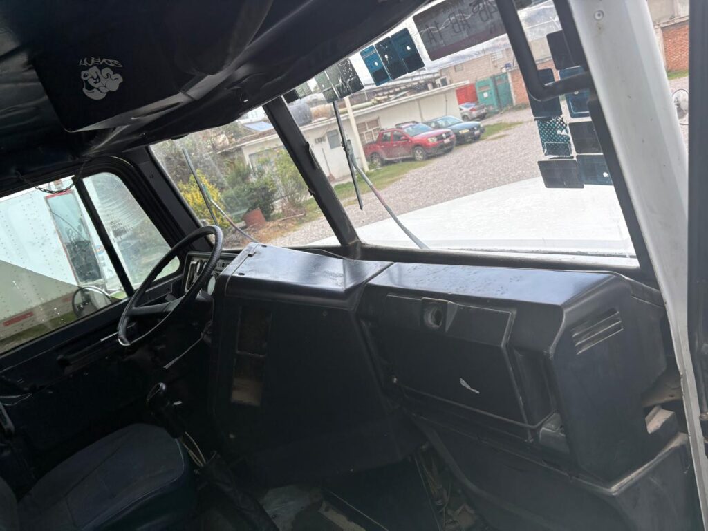 TRACTOCAMIÓN FREIGHTLINER (T-10)