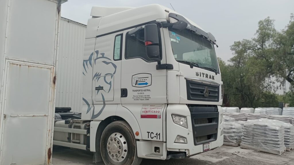 Hermosos Tracto recien salido de Agencia con Servicio y Cambio de Transmisión, listo para usarse y generar utilidades