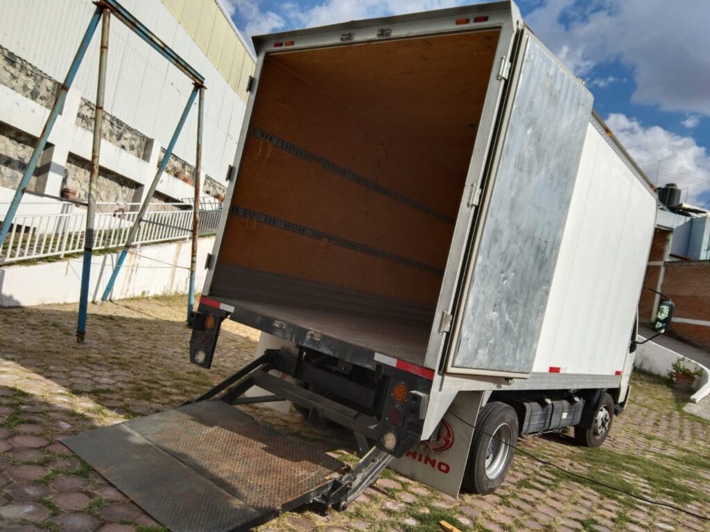 HINO 816 Long | Chasis Cabina + Caja Seca + Rampa Hidráulica | Modelo 2023