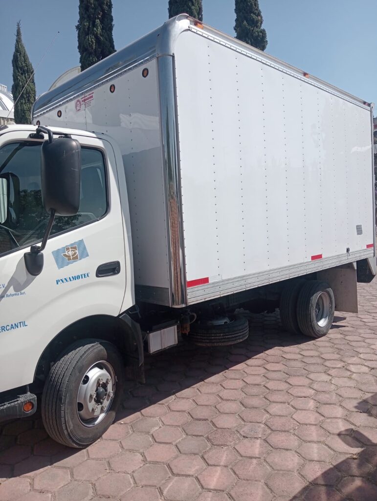 HINO 816 Long | Chasis Cabina + Caja Seca + Rampa Hidráulica | Modelo 2023