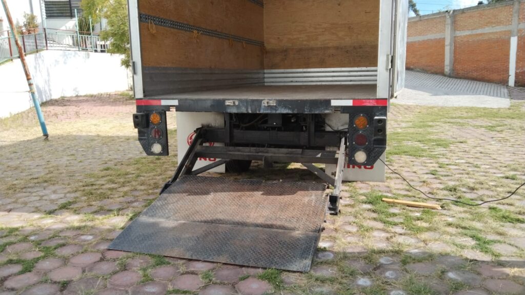 HINO 816 Long | Chasis Cabina + Caja Seca + Rampa Hidráulica | Modelo 2023